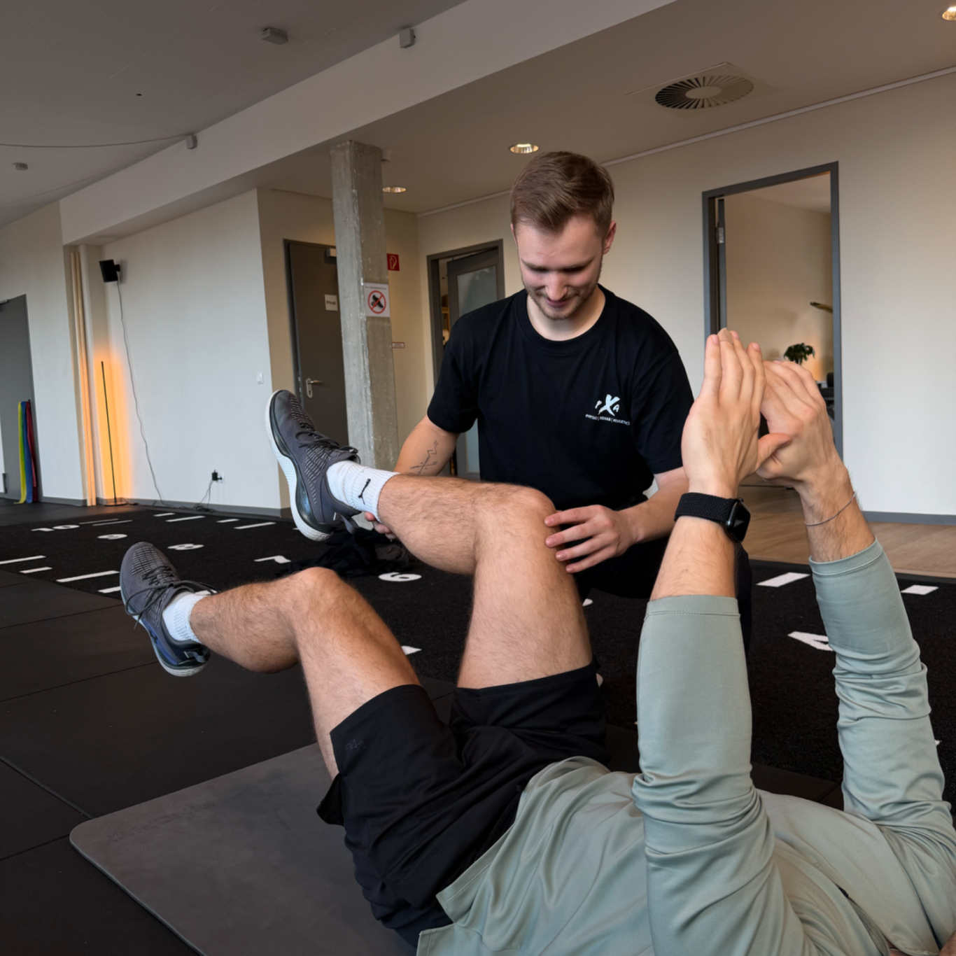 Aktive physiotherapeutische Übung im Rahmen der Krankengymnastik Aktive physiotherapeutische Übung im Rahmen der Krankengymnastik bei PXA in Hamburg